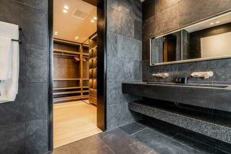 Washroom &amp; Walk in Closet