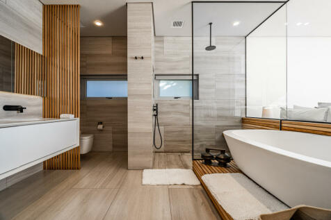 Master 2 bathroom w bath