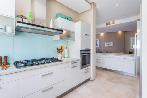 Kitchen w/ gas stove &amp; oven