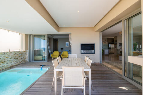 Outside lounge &amp; Braai