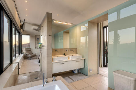 main en-suite