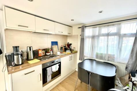 A Beautifully Presented Top Floor Studio Flat.