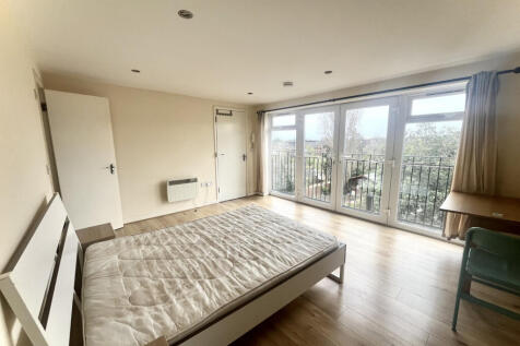 A Spacious Top Floor En-Suite Room in the heart o