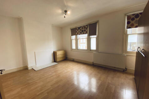 An opportunity to rent this, spacious 3/4 bedroom