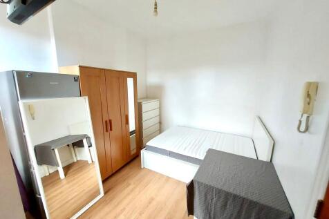 A recently decorated, self contained studio flat 
