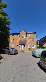 A bright and well presented two bedroom second fl