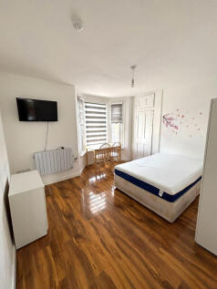 A spacious first floor, self contained studio fla
