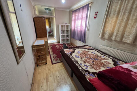 A ground floor self-contained studio N13