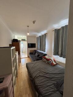 A ground floor self-contained studio N13