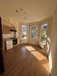 A ground floor self-contained studio, N22