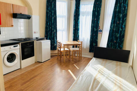 A ground floor self-contained studio, N22