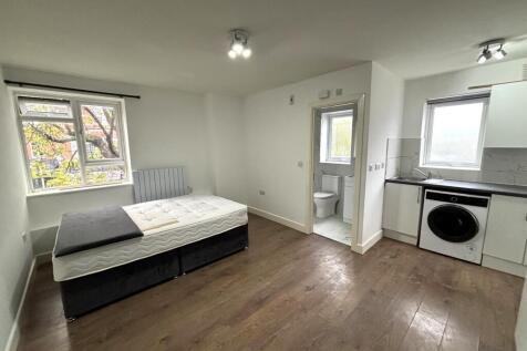 A Spacious Self Contained Studio Flat in N10!