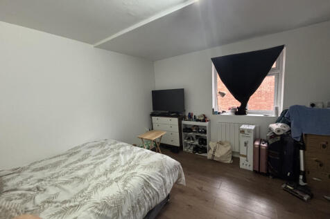 Spacious Self-Contained Studio Located in Colney 