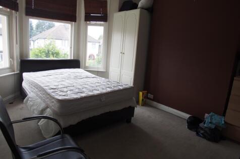 A very large double bedroom to rent in EN3