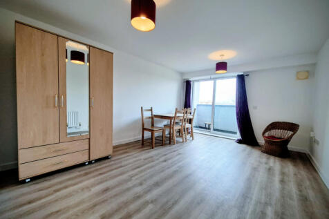 A spacious one bedroom flat located close to Seve