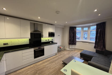Beautifully Modern Four-Bedroom Maisonette to Ren