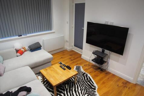 A Beautiful One Bedroom Ground Floor Flat with Ba