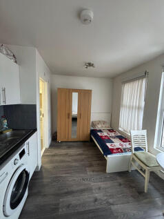 A Second Floor Spacious Studio in N8