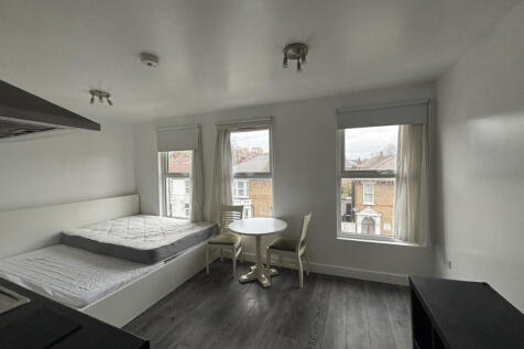 A Second Floor Spacious Studio in N8