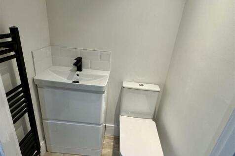 Utility area/cloaks WC