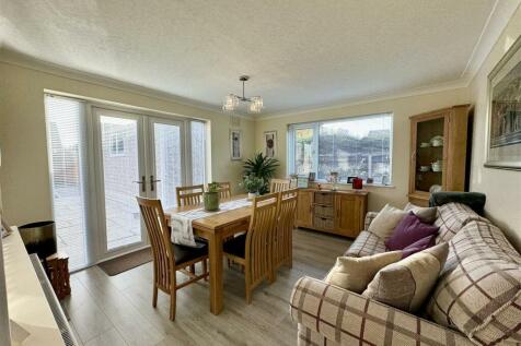 Separate dining room/third bedroom
