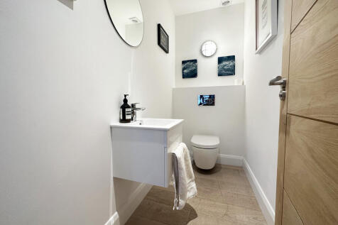 APT 7 CLOAKROOM