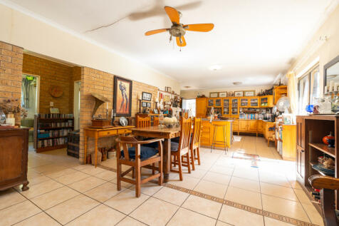 Main house dining to kitchen