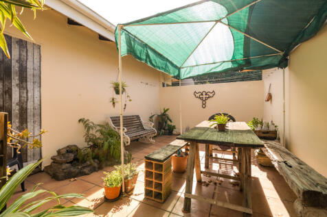 Cottage - courtyard with awning