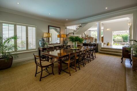 Spacious stunning dining room