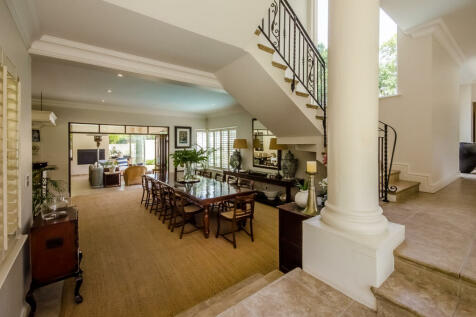 Spacious stunning dining room