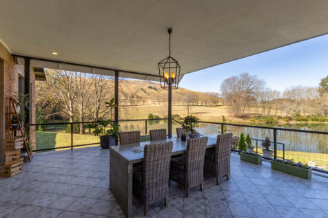 Ideal for entertaining with views over the dam