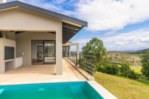 Swimming pool, braai area and lounge