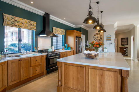 Huge centre island perfect for entertaining