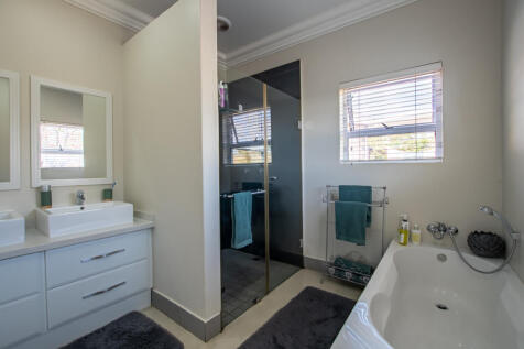 Main en-suite full bathroom
