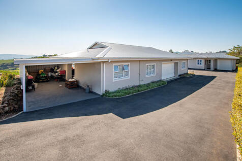 Workshop with double garage and carport and staff accommodation and ablutions