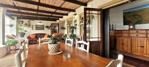OUTDOOR DINING AREA ON PATIO
