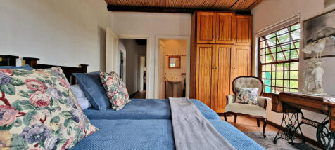 SECOND BEDROOM WITH EN-SUITE BATHROOM