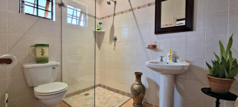 3RD BEDROOM: EN-SUITE BATHROOM