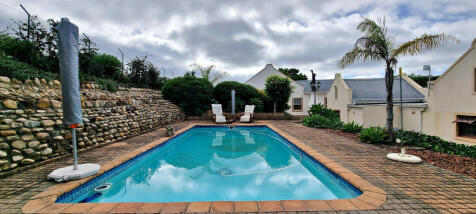SWIMMING POOL WITH MOUNTAIN VIEWS