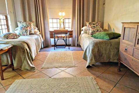 GUEST UNIT: BEDROOM