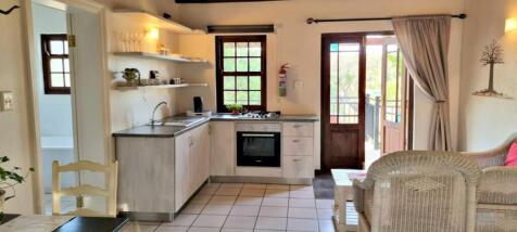 GUEST UNIT: KITCHEN