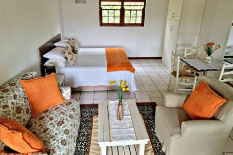 GUEST UNIT: LOUNGE/BEDROOM