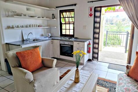 GUEST UNIT: LOUNGE/KITCHEN