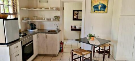 GUEST UNIT: KITCHEN