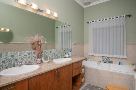 Main en-suite with shower as well