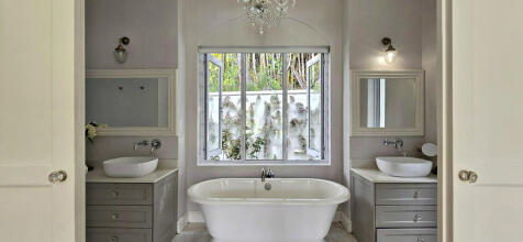 Master Bedroom: En-Suite Bathroom