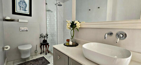 Master Bedroom: En-Suite Bathroom