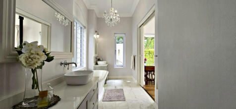 Master Bedroom: En-Suite Bathroom