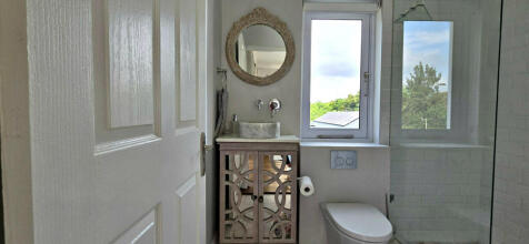Guest Bedroom - En-Suite Bathroom