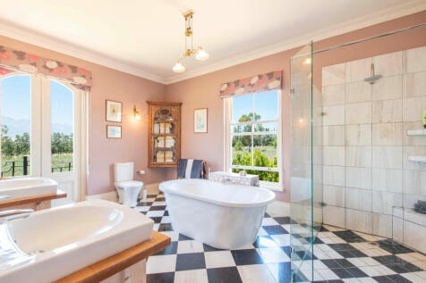 EN-SUITE BATHROOM